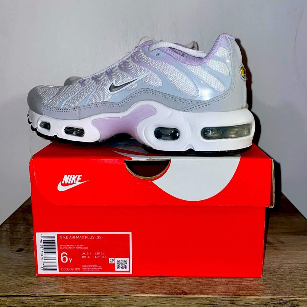 Nike Air Max Plus- Size 6Y (7.5 in Women’s)